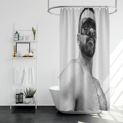 Shower curtain, Tom
